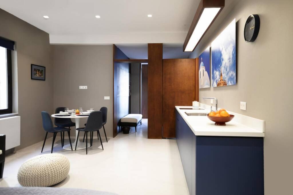 Stylish Decorated Apartment In Kolonaki Атина Екстериор снимка